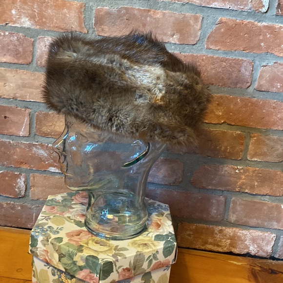 Excellent condition, vintage fur hat. Made in Montreal. - Picture 2 of 6